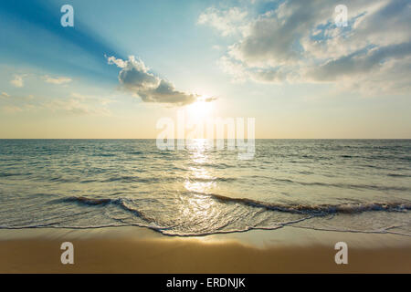 Magnifique coucher de soleil sur la mer Banque D'Images