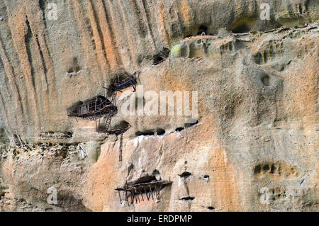 L'un des météores' vieille sketes où vivaient les premiers ermites, situé près de village de Kastraki en Grèce centrale Banque D'Images