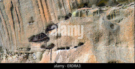 L'un des météores' vieille sketes où vivaient les premiers ermites, situé près de village de Kastraki en Grèce centrale Banque D'Images