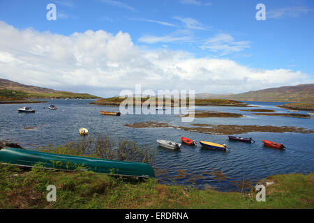 Petits bateaux colorés sur le son de l'Ulva entre l'île de Mull à droite de l'image et l'Ulva sur la gauche en Ecosse Banque D'Images