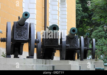 Les canons d'artillerie dans le Kremlin de Moscou, Russie Banque D'Images