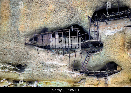 L'un des météores' vieille sketes où vivaient les premiers ermites, situé près de village de Kastraki en Grèce centrale Banque D'Images