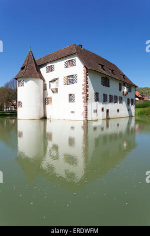 Château à douves Inzlingen, Markgräflerland, Forêt-Noire, Bade-Wurtemberg, Allemagne Banque D'Images