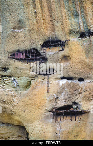 L'un des météores' vieille sketes où vivaient les premiers ermites, situé près de village de Kastraki en Grèce centrale Banque D'Images