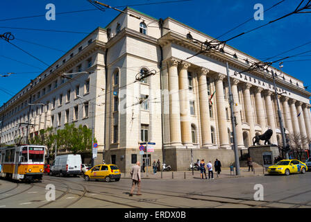 La circulation, en face du Palais de Justice, rue principale Vitosha, le centre de Sofia, Bulgarie, Europe Banque D'Images