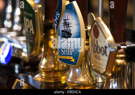 La real ale pompe pompes manuelles et clips sur une pub bar- Adnams Ghost Ship, Greene King IPA et Abbot Bière Banque D'Images