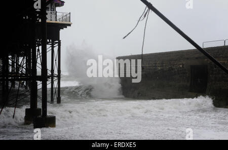 Brighton, UK. 2 juin, 2015. Il n'est pas juin ardent que les tempêtes lash front de mer de Brighton sur la côte sud de la Grande-Bretagne aujourd'hui mais l'amélioration des conditions météorologiques est prévue à partir de demain . Crédit : Simon Dack/Alamy Live News Banque D'Images