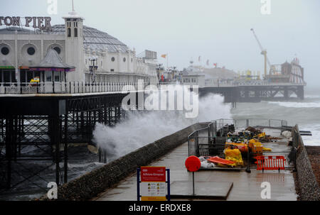 Brighton, UK. 2 juin, 2015. Il n'est pas juin ardent que les tempêtes lash front de mer de Brighton sur la côte sud de la Grande-Bretagne aujourd'hui mais l'amélioration des conditions météorologiques est prévue à partir de demain . Crédit : Simon Dack/Alamy Live News Banque D'Images