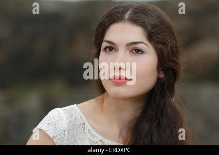 Jeune femme avec de longs cheveux bruns, portrait Banque D'Images