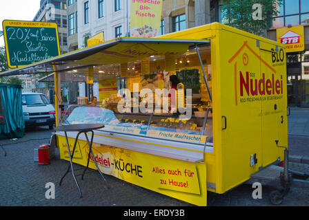 Noodle fast food, marché quotidien, Domshof, la place de la cathédrale, l'Altstadt, la vieille ville, Brême, Allemagne Banque D'Images