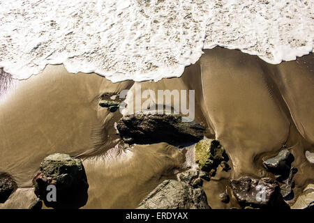 Les vagues de l'océan la vaisselle on Rocky beach Banque D'Images