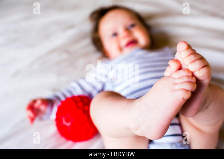 Close up of Caucasian baby girl de pieds Banque D'Images
