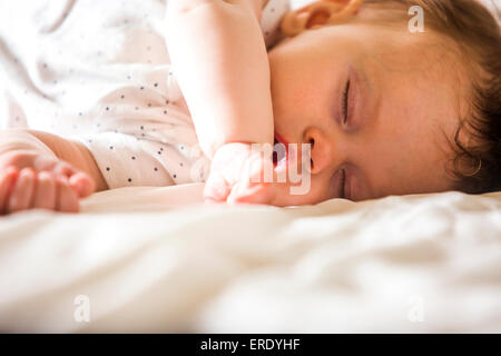 Close up of sleeping Caucasian baby girl Banque D'Images