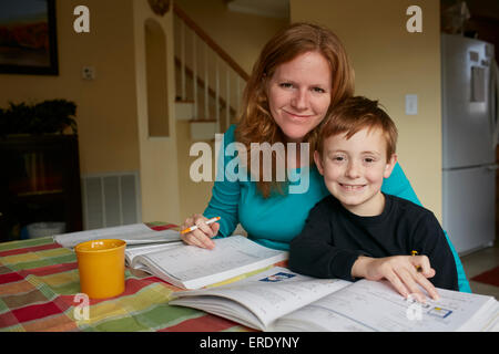 Caucasian mother helping son faire ses devoirs Banque D'Images