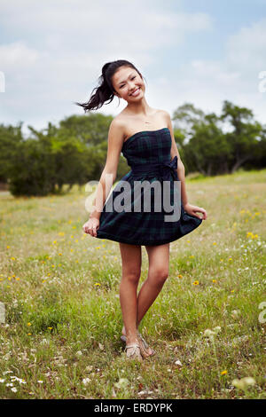 Mixed Race teenage girl smiling in field Banque D'Images