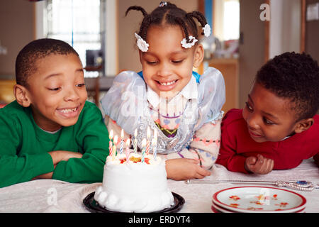 Smiling Children admirant cake at party Banque D'Images