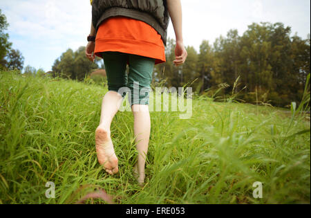 Close up de Barefoot Caucasian woman walking in park Banque D'Images