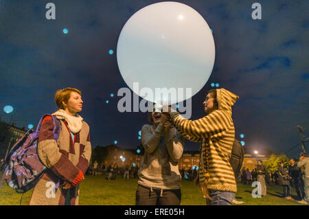 Caucasian friends Playing with balloon in park Banque D'Images