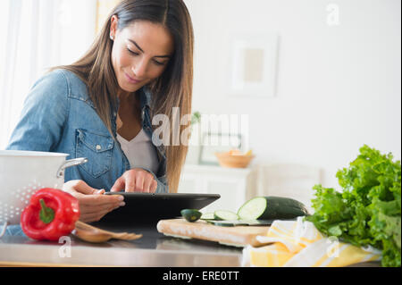 Caucasian woman using digital tablet pour la recette Banque D'Images