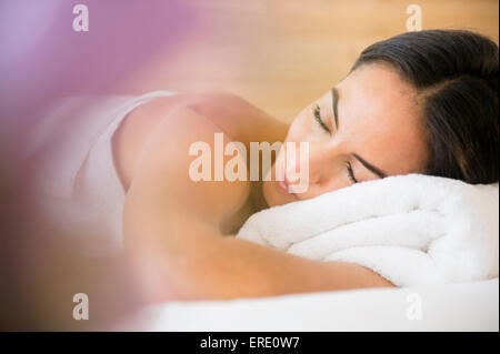 Close up of Caucasian woman sleeping in bed Banque D'Images