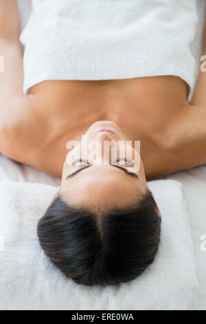 Caucasian woman laying on massage table Banque D'Images