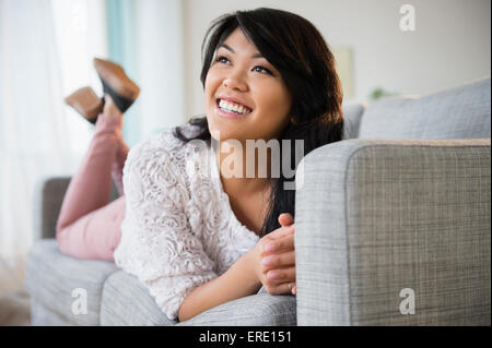 Pacific Islander woman laying on sofa Banque D'Images