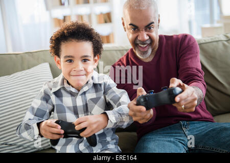 Mixed Race grand-père et petit-fils de jeux vidéo Banque D'Images