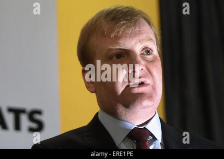 Le chef des libéraux-démocrates, Charles Kennedy MP, parlant à un point de presse à Édimbourg. Kennedy a été élu à la Chambre des communes en 1983 et servi jusqu'à perdre son siège à l'élection générale britannique de 2015, agissant comme chef de son parti à partir de à partir de 1999-2006. Kennedy est mort à son domicile, à l'Ecosse le 1er juin 2015. Banque D'Images