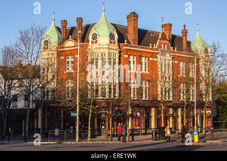 Façade victorienne de la pub George, Wanstead, London, England Banque D'Images