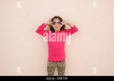 Young Girl wearing Sunglasses and sticking out tongue Banque D'Images