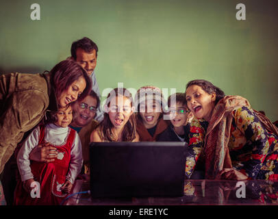 Multi-generation family videochatting on laptop Banque D'Images