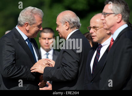 Moritzburg, Allemagne. 2 juin, 2015. Le Commissaire européen chargé de l'immigration, des affaires intérieures et de la citoyenneté Dimitris Avramopoulos (L-R), l'Espagnol Le ministre de l'intérieur, Jorge Fernandez Diaz, ministre français des Affaires étrangères, Bernard Cazeneuve, Ministre allemand de l'intérieur et Thomas de Maizière converser avant la "photo de famille" à la réunion du G6 des ministres de l'Intérieur au Château de Moritzburg à Moritzburg, Allemagne, 02 juin 2015. Dpa : Crédit photo alliance/Alamy Live News Banque D'Images