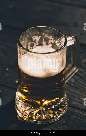 Verre de bière sur la table Banque D'Images