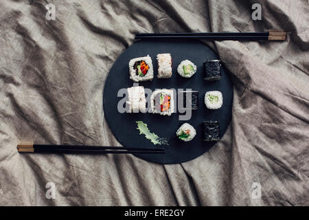 Close up of sushi platter with chopsticks in bed Banque D'Images