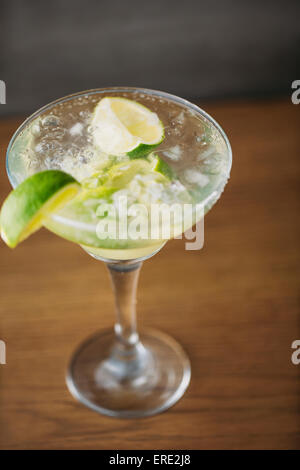 Close up of mojito cocktail verre à la chaux Banque D'Images