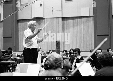 Sir Edward Heath, KG, MBE, (1916-2005) l'enregistrement avec l'Orchestre de chambre anglais à Abbey Road Studios, Londres, en 1977 Banque D'Images