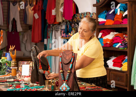 Femme travaillant dans une boutique de cadeaux traditionnels Banque D'Images