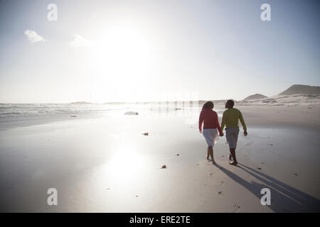 Couple walking on beach Banque D'Images