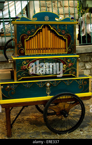 L'orgue, représenté à une rue dans le sud de la France au cours d'une fête de village. Banque D'Images