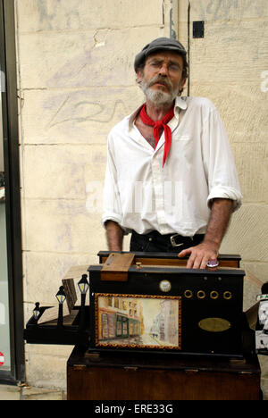Musicien ambulant jouant un orgue en Avignon, dans le sud de la France Banque D'Images