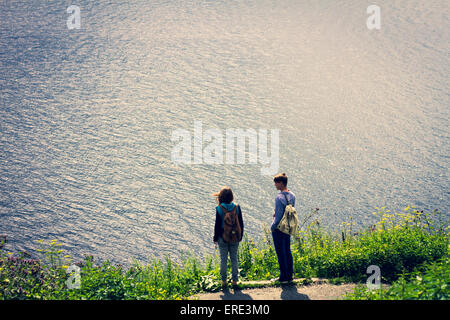 High angle view of Caucasian couple standing près du lac Banque D'Images