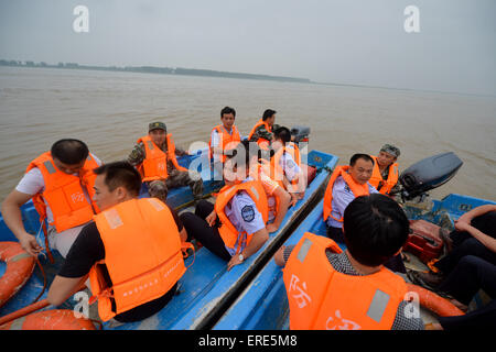 Huarong, Chine. 2 juin, 2015. Les sauveteurs de Yueyang dans la province du Hunan en Chine centrale prendre des vedettes rapides pour chercher des survivants du navire à passagers a renversé dans l'Jianli section de la rivière Yangtze dans la Chine voisine, la province du Hubei. Le navire, nommé, Dongfangzhixing ou Eastern Star, a coulé à environ 9:28 p.m. (1328 GMT) le lundi après avoir été pris dans un cyclone dans la Jianli section du fleuve Yangtze. Source : Xinhua/Alamy Live News Banque D'Images