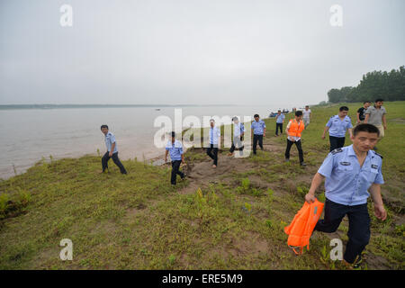 Huarong, Chine. 2 juin, 2015. Les sauveteurs de la ville de Yueyang dans la province du Hunan en Chine centrale chercher des survivants du navire à passagers a renversé dans l'Jianli section de la rivière Yangtze dans la Chine voisine, la province du Hubei, le 2 juin 2015. Le navire, nommé, Dongfangzhixing ou Eastern Star, a coulé à environ 9:28 p.m. (1328 GMT) le lundi après avoir été pris dans un cyclone dans la Jianli section du fleuve Yangtze. Source : Xinhua/Alamy Live News Banque D'Images