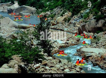 Beijing, Chine, province de Henan. 7 juillet, 2013. Les touristes la dérive vers le bas dans une vallée dans le comté de Ruyang, centre de la Chine, la province du Henan, le 7 juillet 2013. Comme un grand et varié sur le plan géographique, la Chine attire les touristes et les explorateurs pour ses importantes caractéristiques géomorphologiques et une beauté exceptionnelle. © Wang Song/Xinhua/Alamy Live News Banque D'Images