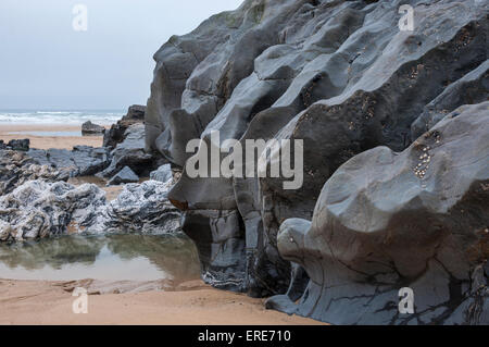 Des pierres à Bedruthan Steps en Cornouailles du Nord. Banque D'Images