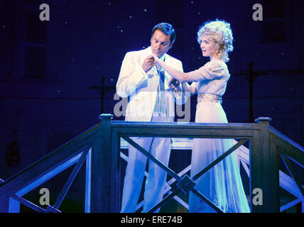 Brian Conley et Scarlett Strallen comme le professeur Harold Hill et Marian Paroo dans The Music Man à Chichester Festival Theatre, Banque D'Images