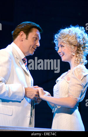 Brian Conley et Scarlett Strallen comme le professeur Harold Hill et Marian Paroo dans The Music Man à Chichester Festival Theatre, Banque D'Images