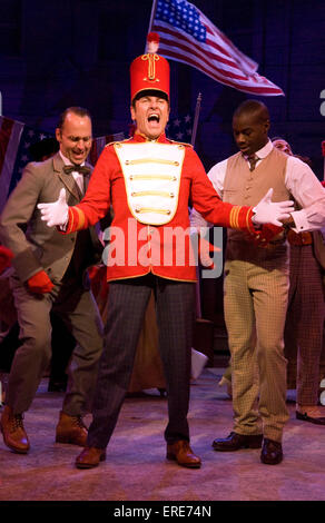 Brian Conley comme le professeur Harold Hill dans The Music Man au Festival de Théâtre de Chichester, West Sussex, UK, juillet 2008. Livres, Musique Banque D'Images