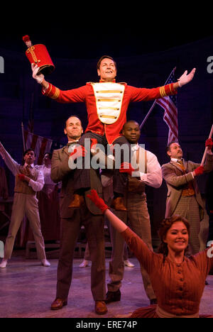 Brian Conley comme le professeur Harold Hill dans The Music Man au Festival de Théâtre de Chichester, West Sussex, UK, juillet 2008. Livres, Musique Banque D'Images