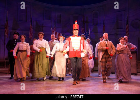 Brian Conley comme le professeur Harold Hill dans The Music Man au Festival de Théâtre de Chichester, West Sussex, UK, juillet 2008. La musique et Banque D'Images